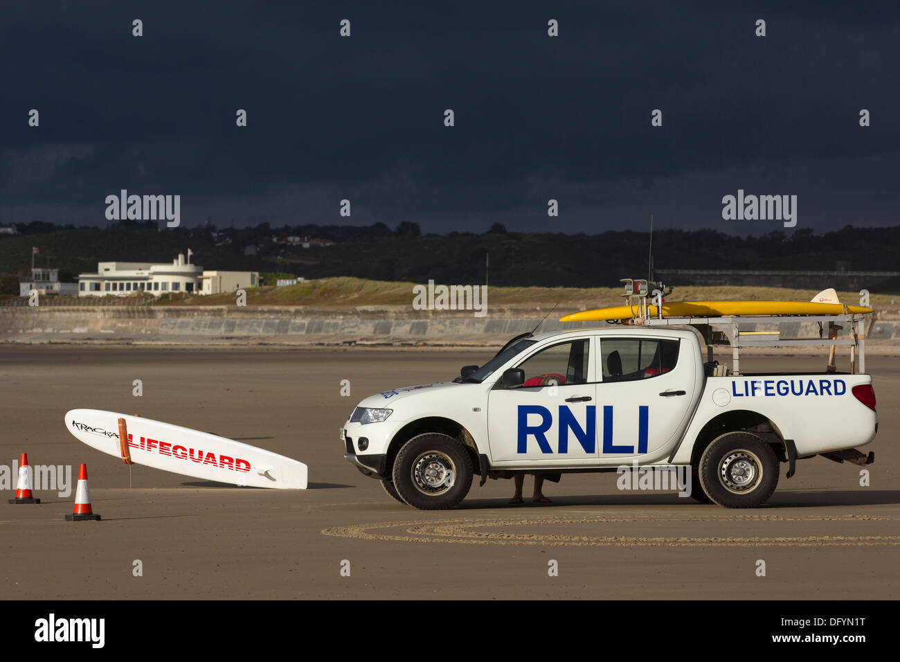 RNLI bagnini su St Ouen's beach Jersey Mitsubishi L200 RNLI bagnini 4x4 Isole del Canale Foto Stock