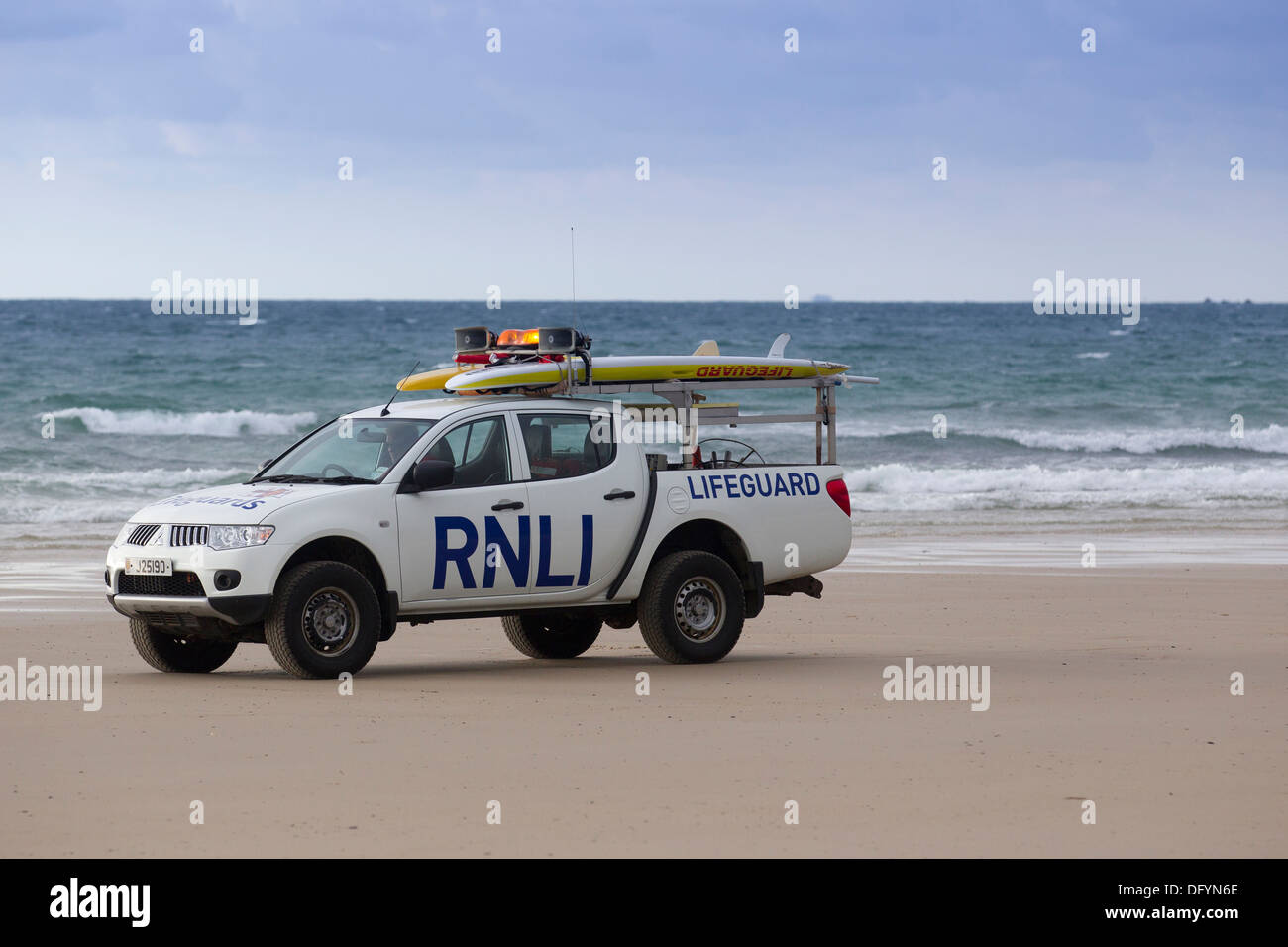 RNLI bagnini su St Ouen's beach Jersey Mitsubishi L200 RNLI bagnini 4x4 Isole del Canale Foto Stock