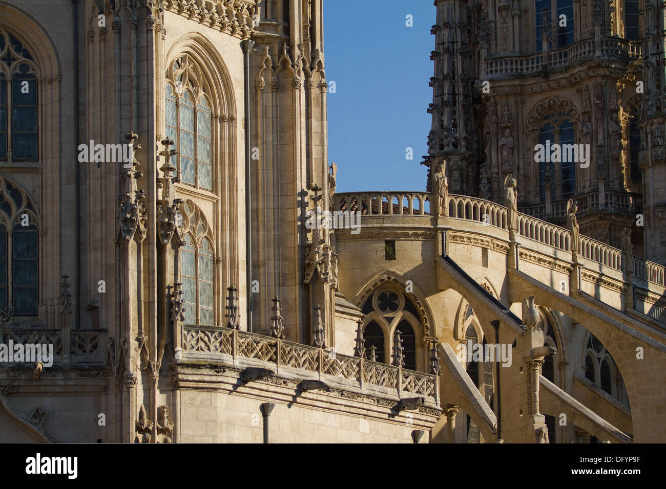 Dettaglio di archi gotici, windows e contrafforti del lato nord della Cattedrale di Burgos, Burgos, Castilla y Leon. Spagna Foto Stock Dettaglio di archi gotici, windows e contrafforti del lato nord della Cattedrale di Burgos, Burgos, Castilla y Leon. Spagna Foto Stock