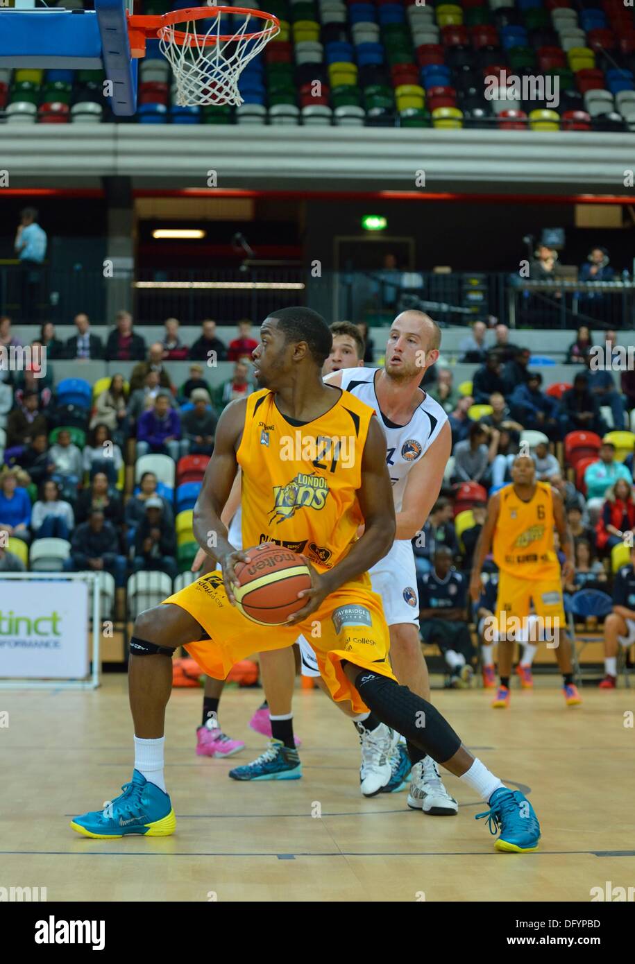 Londra, Regno Unito. 10 Ott 2013. British Basketball League: London Lions contro Worcester Wolves Basketball Credit: Stephen Bartholomew/Alamy Live News Foto Stock