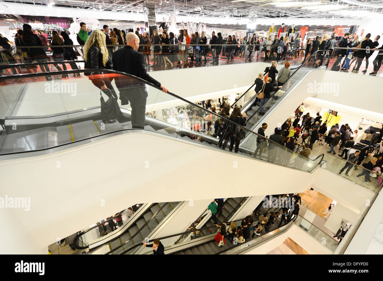 Manchester, Regno Unito. 10 ottobre, 2013. Gli amanti dello shopping gregge ai magazzini Selfridges nel centro della città di Manchester, come parte del 2013 Vogue Fashion's Night Out evento, a supporto degli enti di beneficenza salva i bambini e abbigliamento per il successo. Oltre 150 rivenditori tenutasi eventi shopping, mercati all'aperto e la musica nel centro della citta'. Credito: Russell Hart/Alamy Live News. Foto Stock