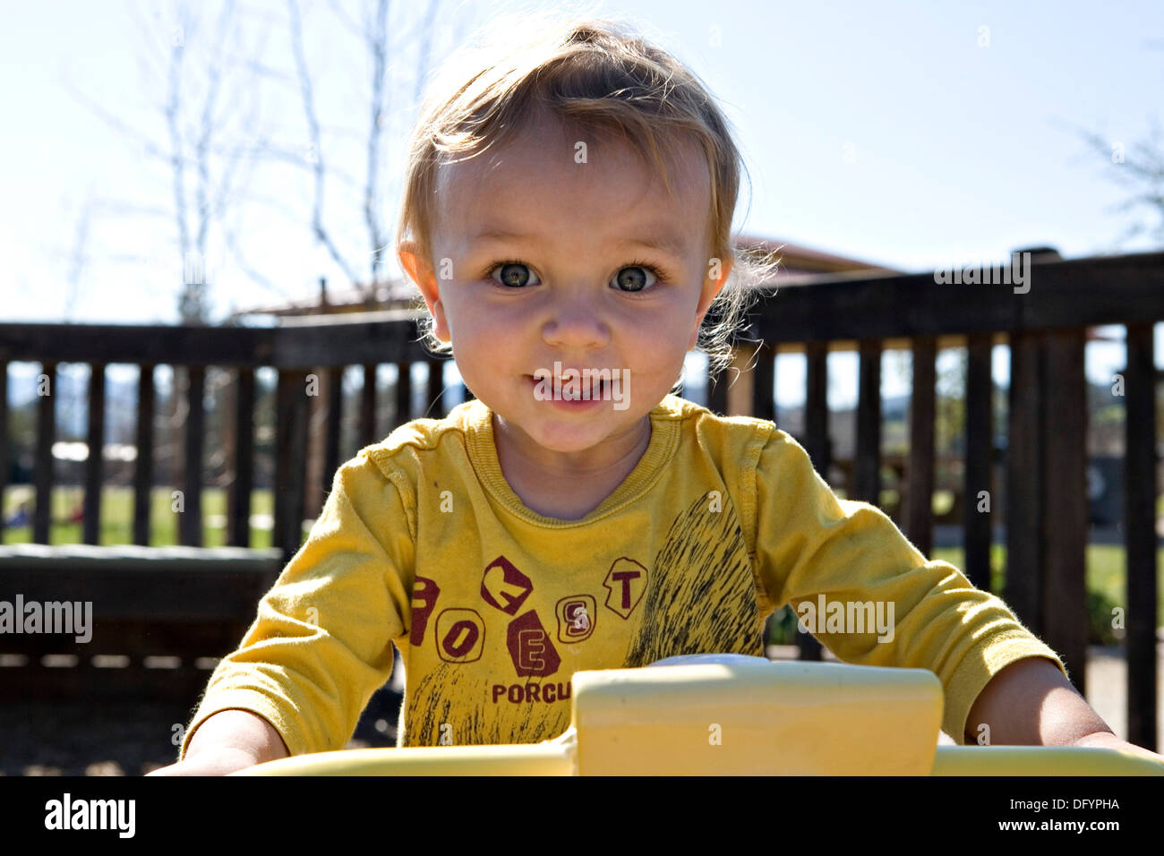 Carino il Toddler Girl giocando Foto Stock