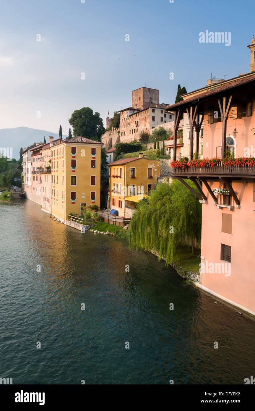 Gli edifici sul lato del fiume Brenta, Bassano Del Grappa Foto Stock