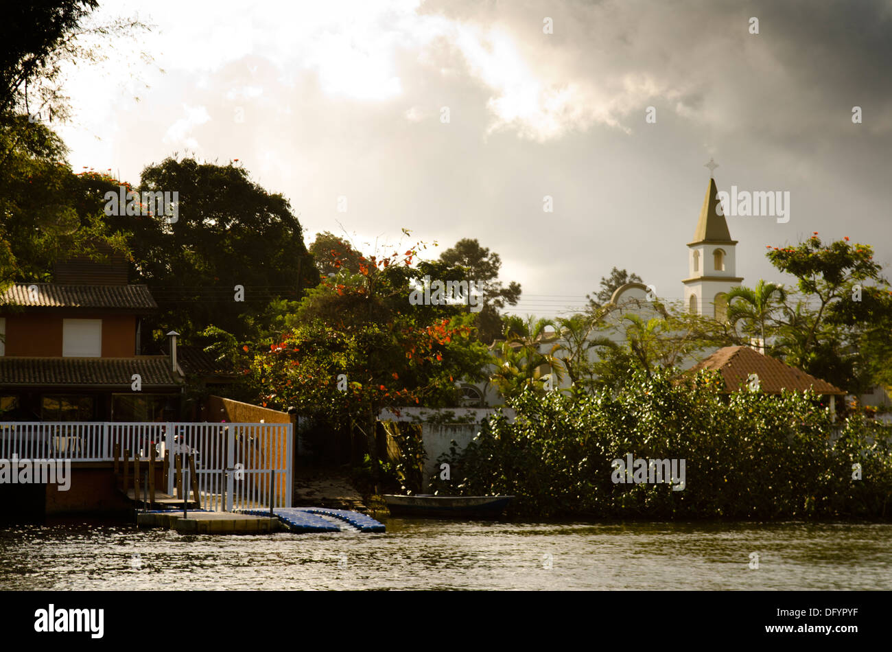 Barra do unà, Sao Sebastiao, Sao Paulo a riva, Brasile. Il canale del fiume. Foto Stock