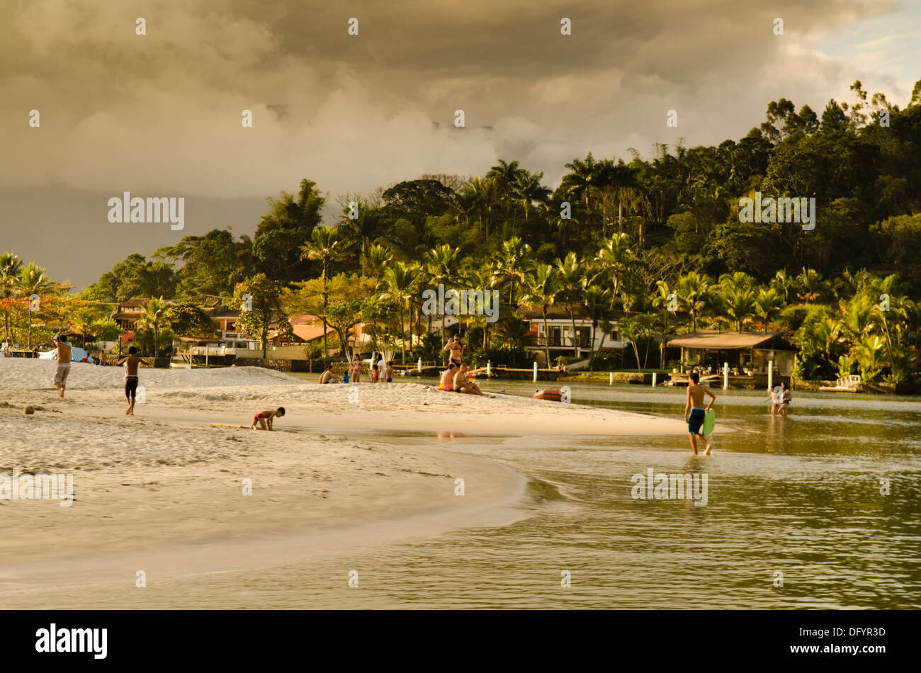 Barra do unà, Sao Sebastiao, Sao Paulo a riva, Brasile. Il canale del fiume. Foto Stock