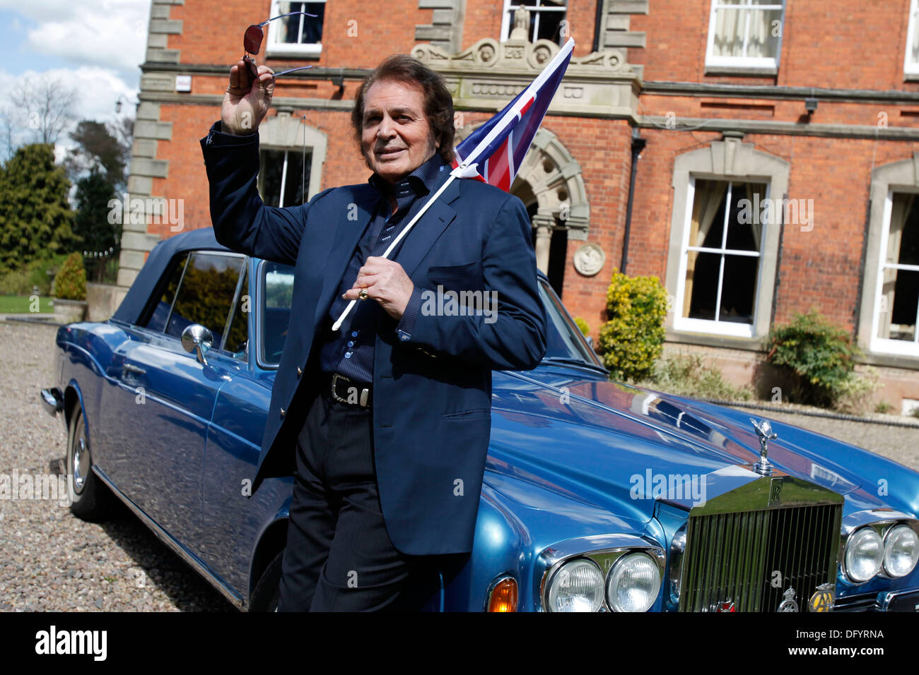 British pop cantante Engelbert Humperdinck in posa per una fotografia accanto alla sua auto e una bandiera dell'Union Jack durante un photocall Foto Stock