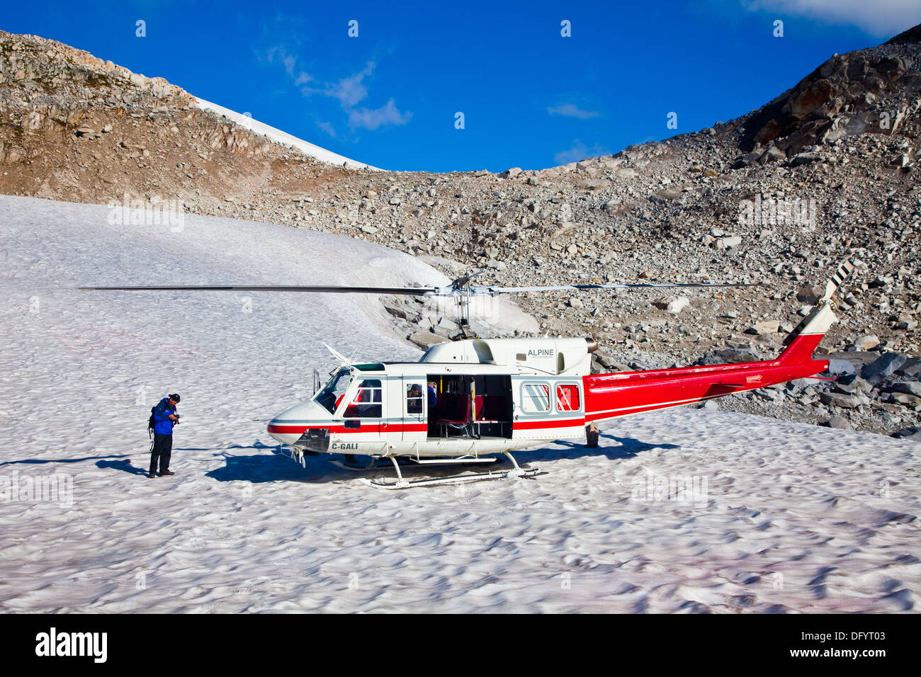 Elicottero parcheggiato adiacente alla parte superiore del ghiacciaio Vowell in Bugaboo parco provinciale Foto Stock