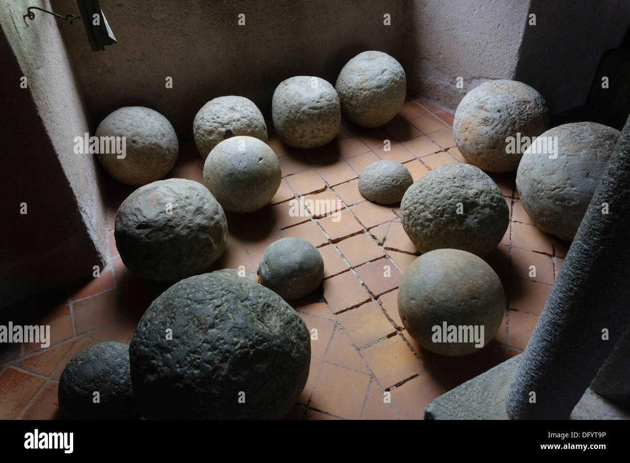 Francia, Carcassonne, Aude - Museo del Castello. Pietra dura di sfere per  la catapulta o perrier (sling) non le palle di cannone Foto stock - Alamy
