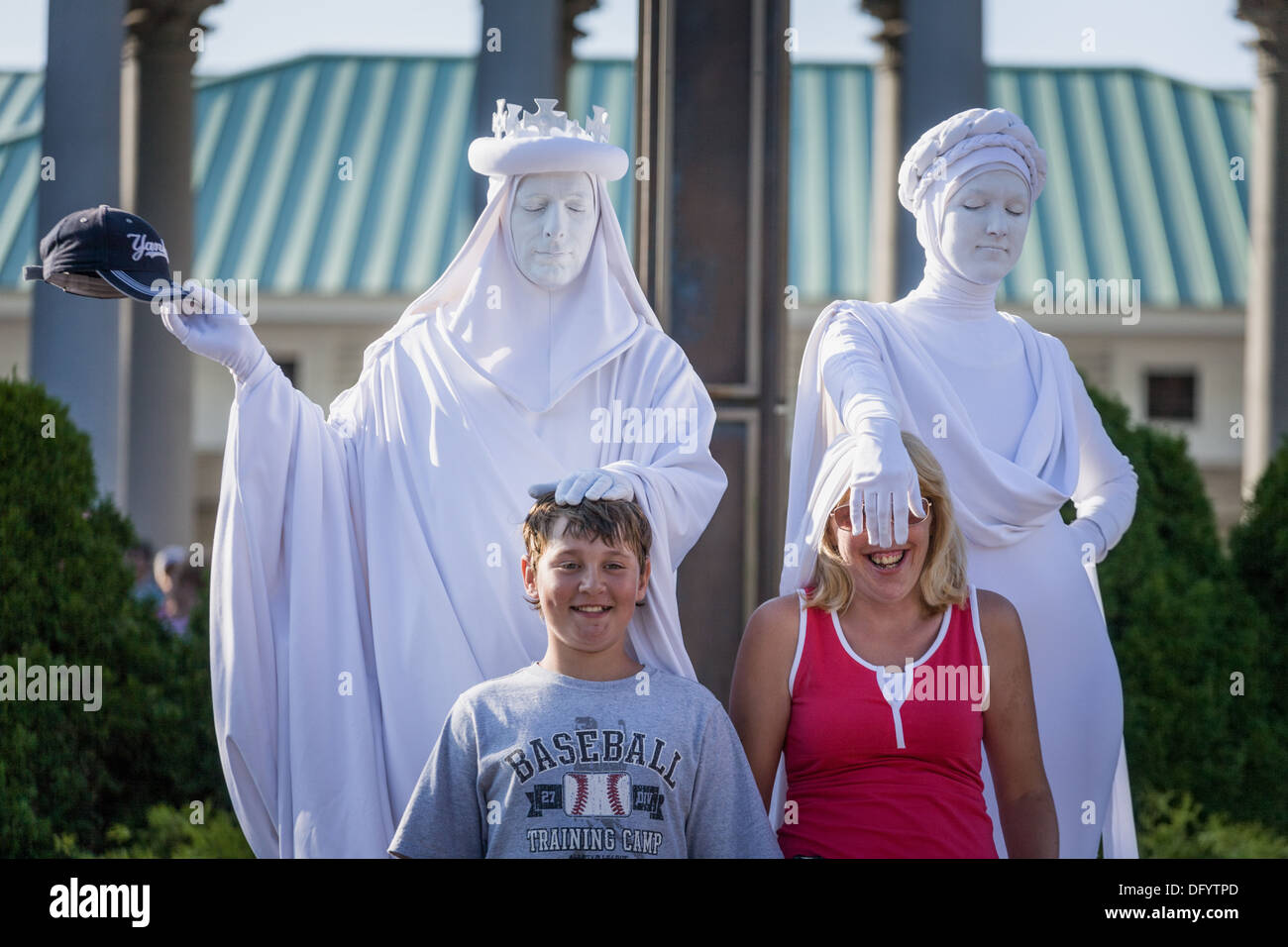 Statue viventi hanno un po' di divertimento con i bambini, grande New York State Fair, Siracusa. Foto Stock