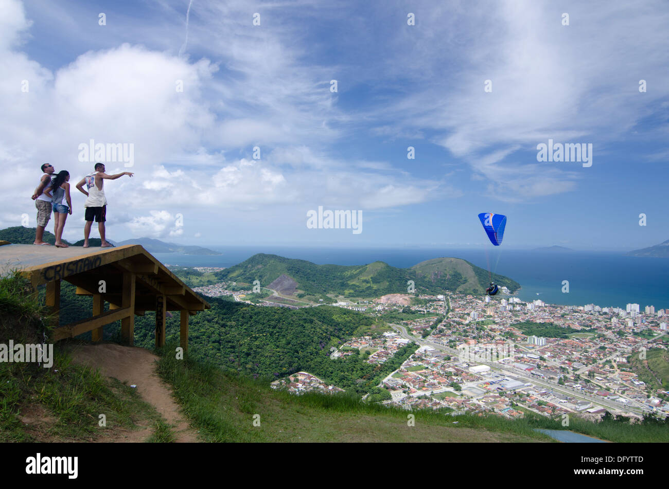 Le persone al paracadute para glider rampa sollevamento verticale del luogo di lancio alla città di Caraguatatuba, shore di Sao Paulo, Brasile Foto Stock