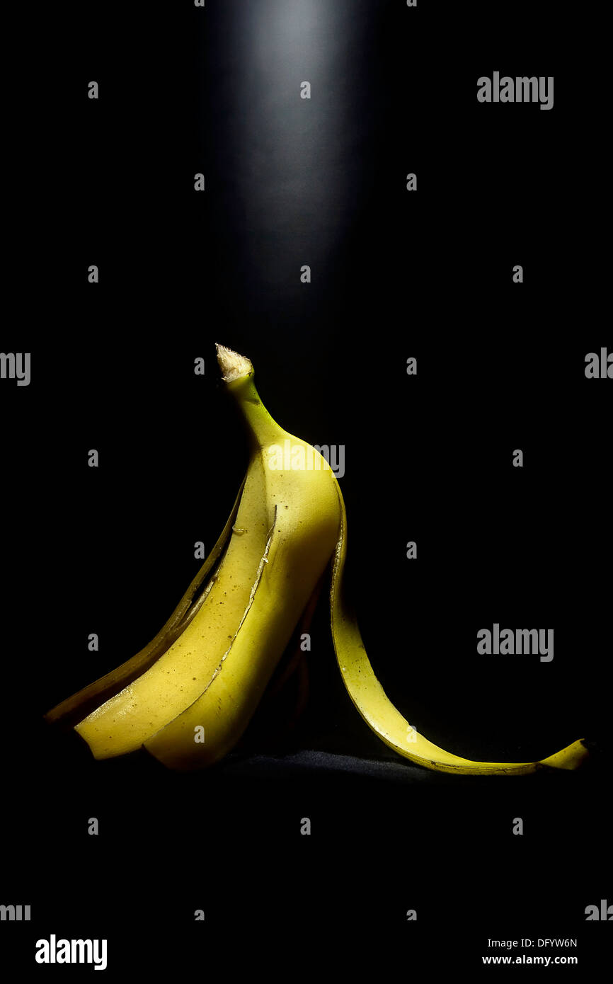 Una buccia di banana sotto un faretto,arte sentire. Foto Stock