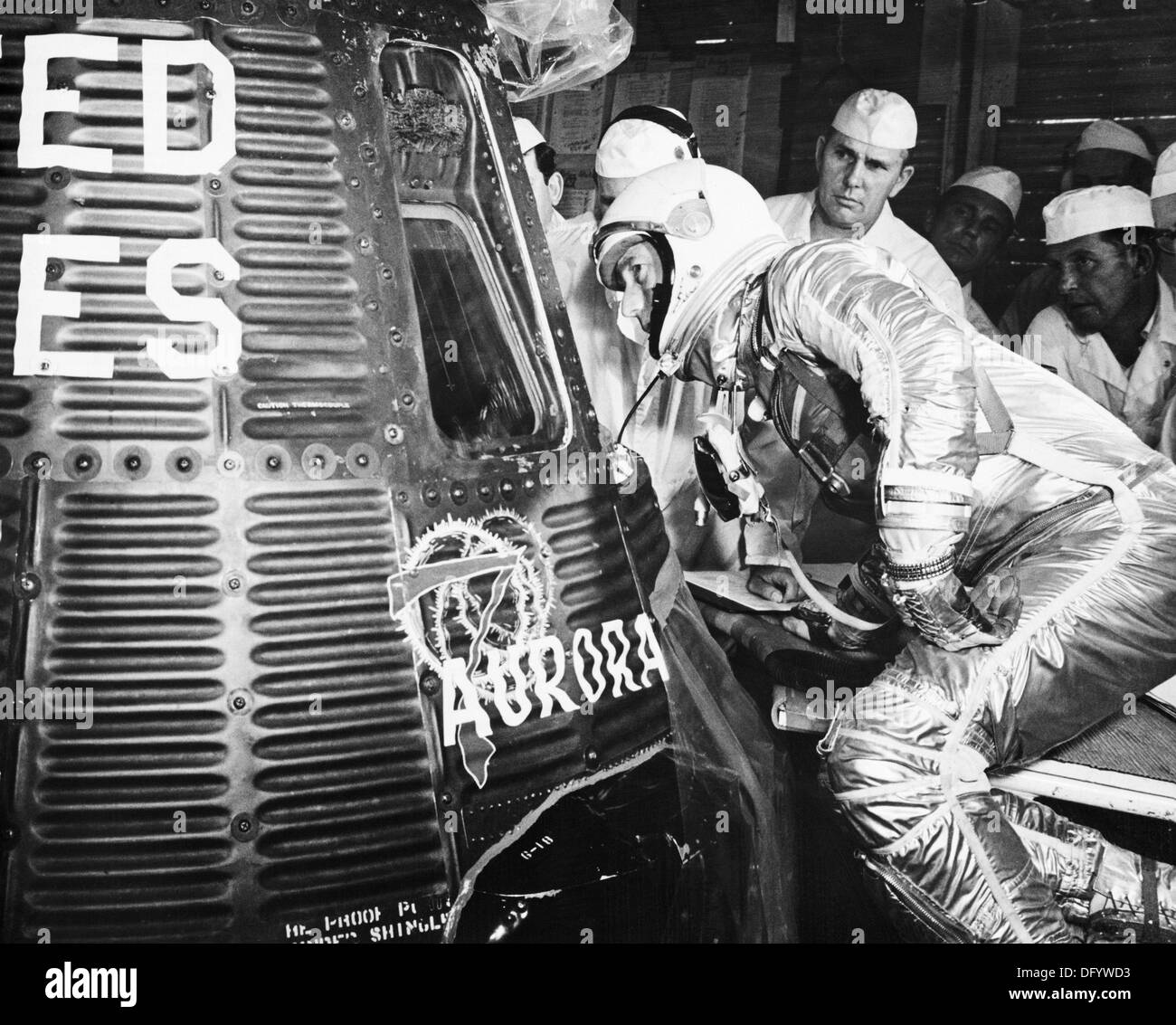 L'astronauta della NASA Scott Carpenter guarda nel suo Mercury-Atlas 7 veicoli spaziali, l'Aurora 7, prima di essere inserita per iniziare il lancio Maggio 24, 1962 in Cape Canaveral, FL. Carpenter uno dei originale Mercury sette astronauti e il secondo americano in orbita attorno alla terra è morto il 10 ottobre 2013 all'età di 88. Foto Stock
