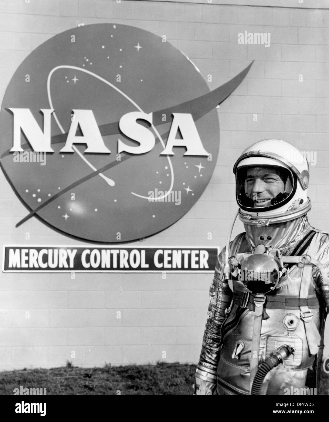 L'astronauta della NASA Scott Carpenter si erge di fronte al mercurio del centro di controllo 9 Maggio 1962 a Cape Canaveral, FL. Carpenter uno dei originale Mercury sette astronauti e il secondo americano in orbita attorno alla terra è morto il 10 ottobre 2013 all'età di 88. Foto Stock