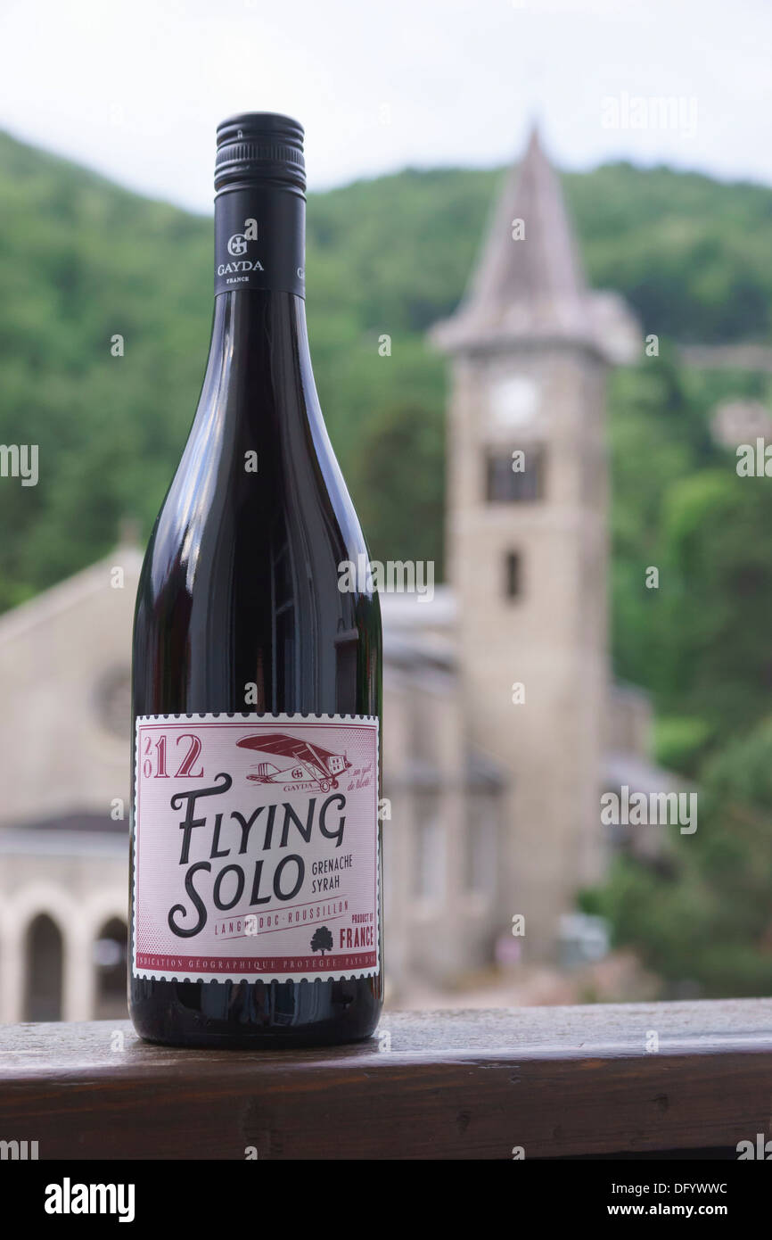 Francia, Ariège, Pirenei - Ax-les-Thermes cittadina termale e ski resort. Vino locale 'Flying Solo' e il campanile della chiesa. Foto Stock