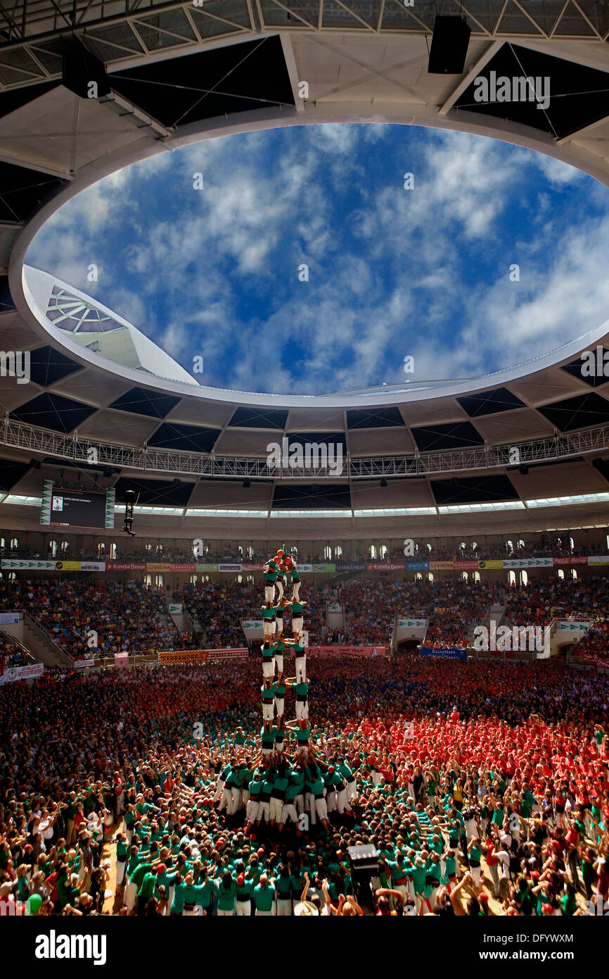 Castellers de Vilafranca."Castellers' edificio torre umana, una tradizione catalana.concorso biennale. bullring.Tarragona, Spagna Foto Stock