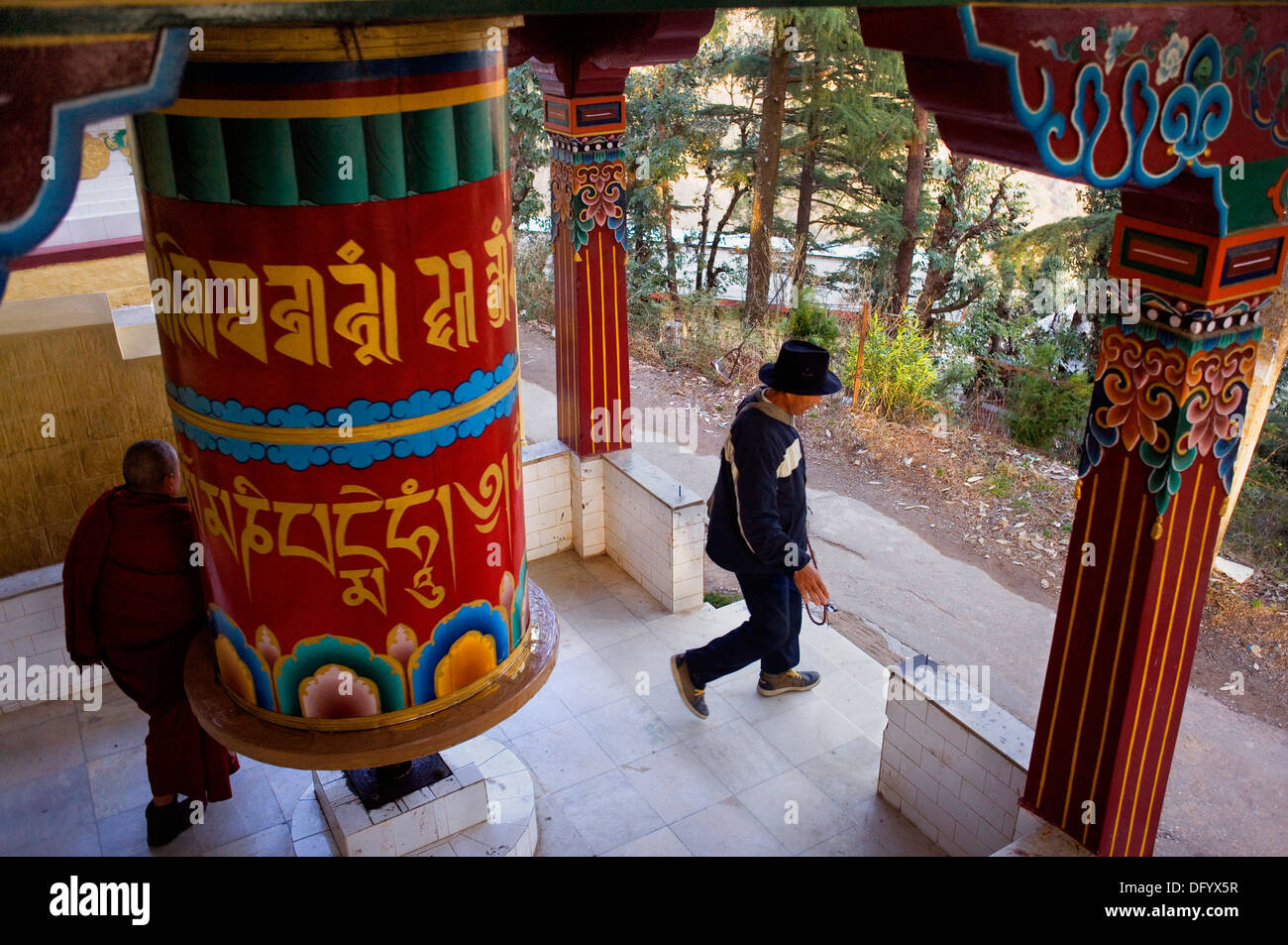 Ruota di preghiera in Lhagyal ri,vicino Tsuglagkhang complesso,McLeod Ganj Dharamsala, Himachal Pradesh, India, Asia Foto Stock