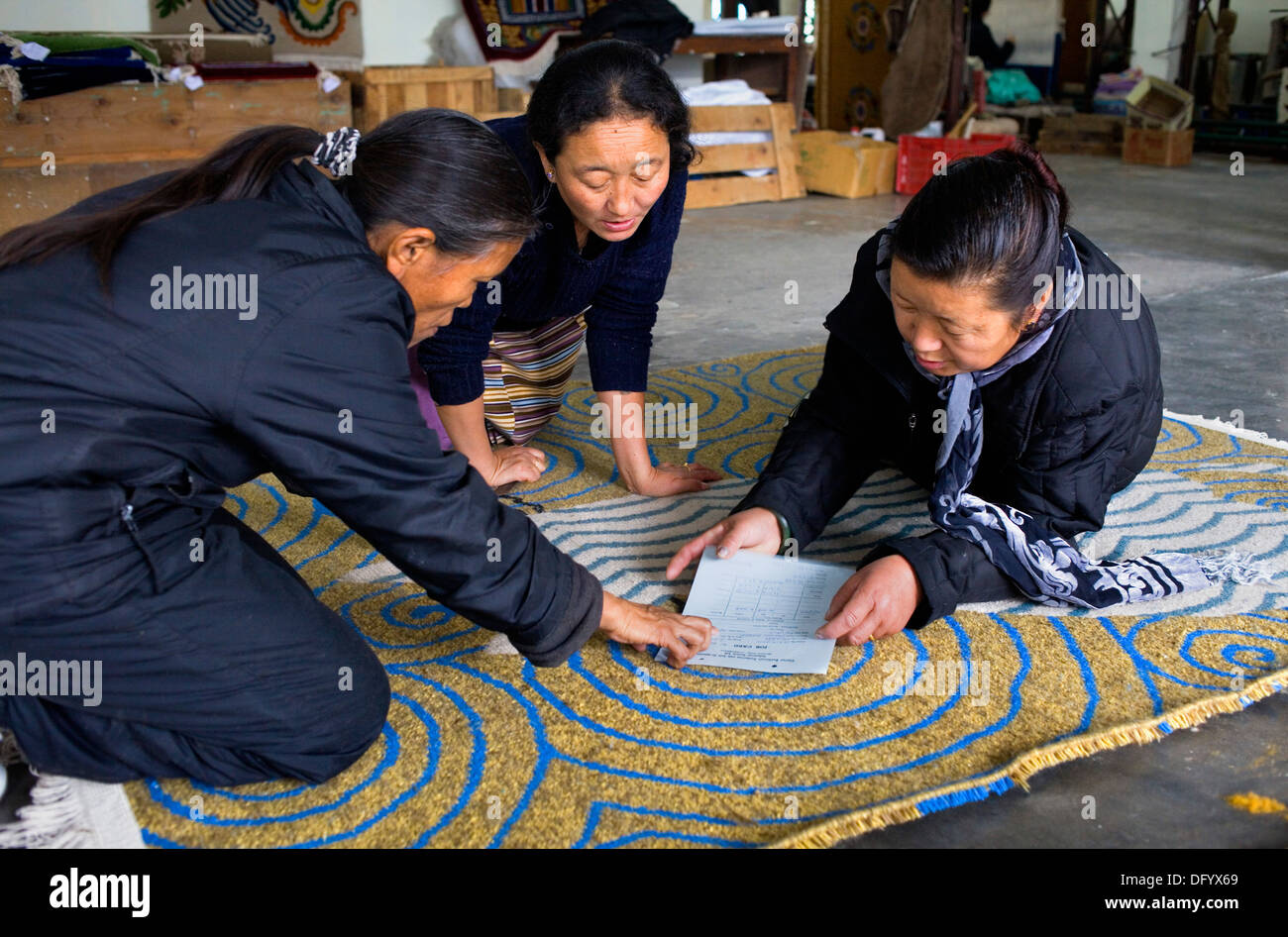 Pianificazione delle donne al lavoro. Workshop di artigianato tibetano centro.tappeti.McLeod Ganj Dharamsala, Himachal Pradesh, India Foto Stock