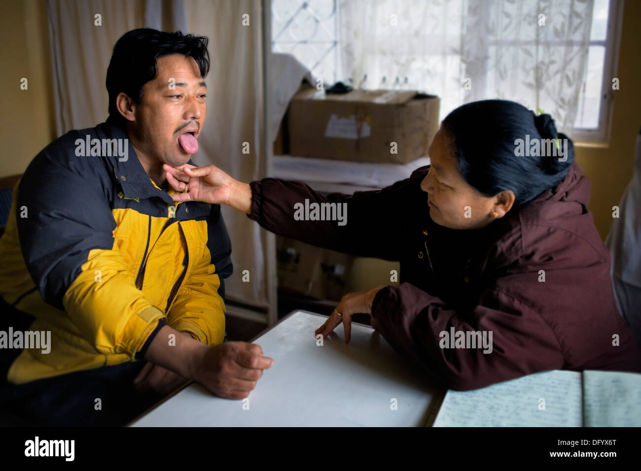 Dr Dachoe e paziente in Men-Tsee-Khang clinic.Amchi (Medicina Tradizionale Tibetana) Dharamsala, Himachal Pradesh, India, Foto Stock