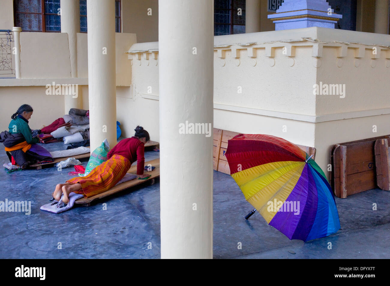 Pregando, Namgyal monastero,nel complesso Tsuglagkhang. McLeod Ganj Dharamsala, Himachal Pradesh, India, Asia Foto Stock