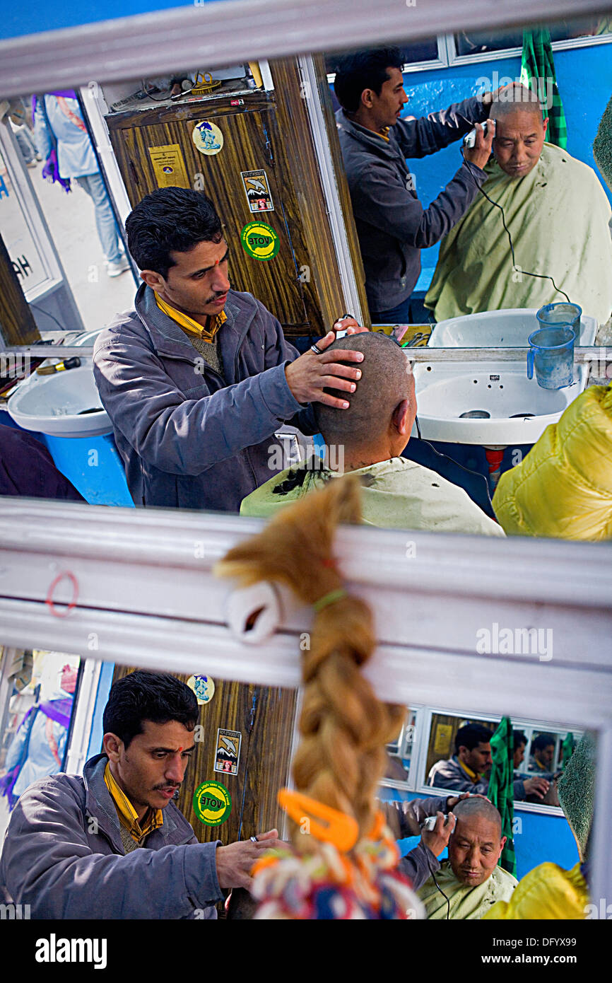 Barberia di Jogibara street ,McLeod Ganj Dharamsala, Himachal Pradesh, India, Asia Foto Stock