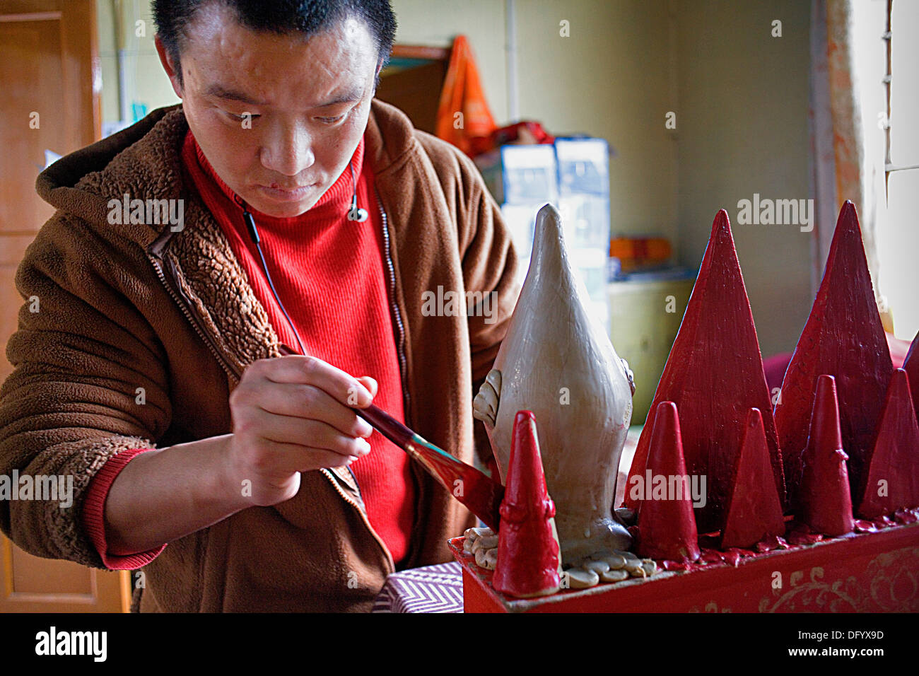 Monaco facendo offerte in Gaden Shartse monastero.McLeod Ganj Dharamsala, Himachal Pradesh, India, Asia Foto Stock