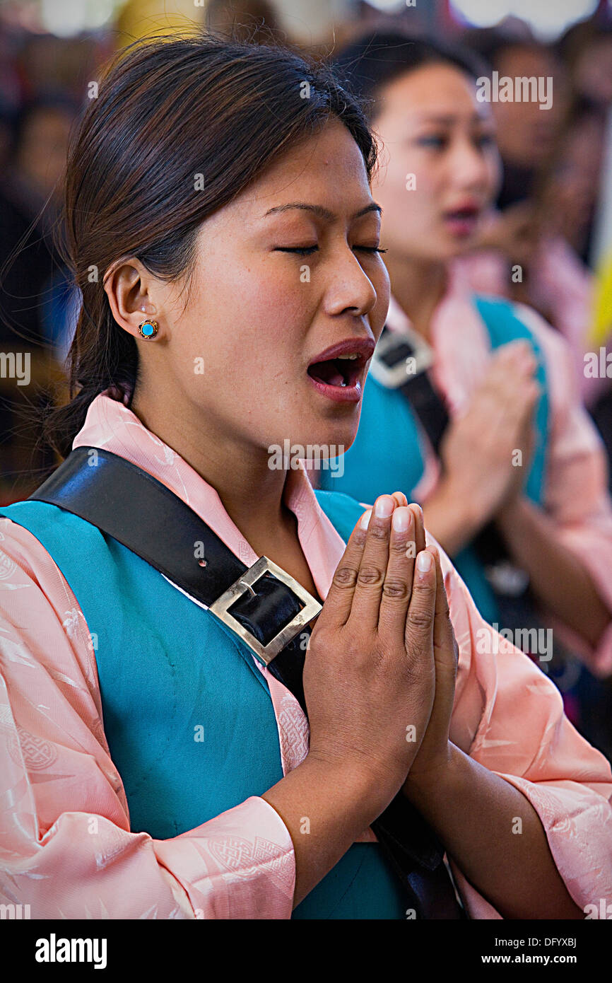 Il canto, le donne di orchestra ufficiale del governo tibetano in esilio.Namgyal monastero,nel complesso Tsuglagkhang. McLeod Ganj, Foto Stock