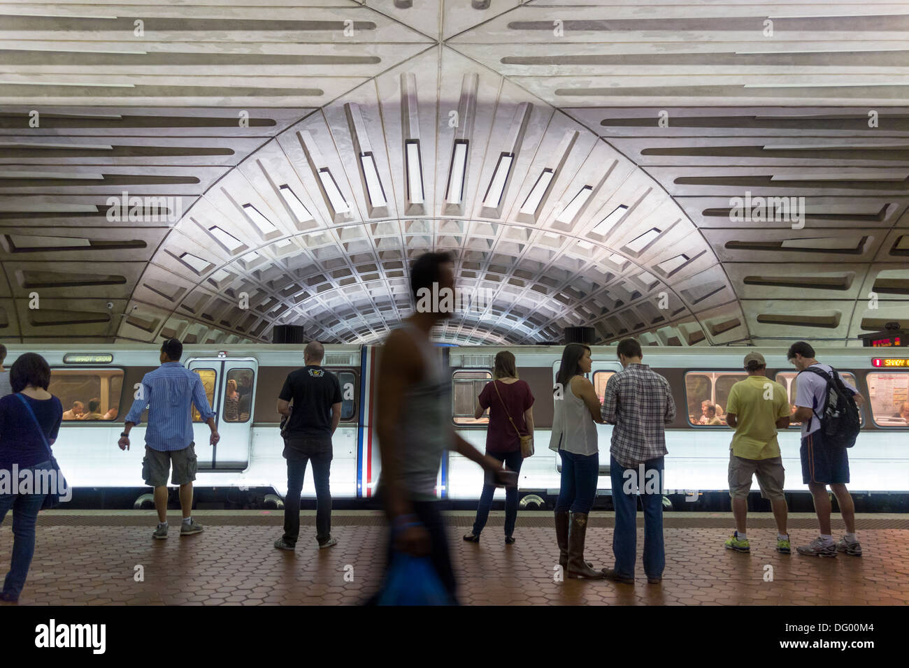 Il centro Metro Stazione della metropolitana di Washington DC. Persone, turisti, in attesa sulla piattaforma per i treni della metropolitana per arrivare. Foto Stock
