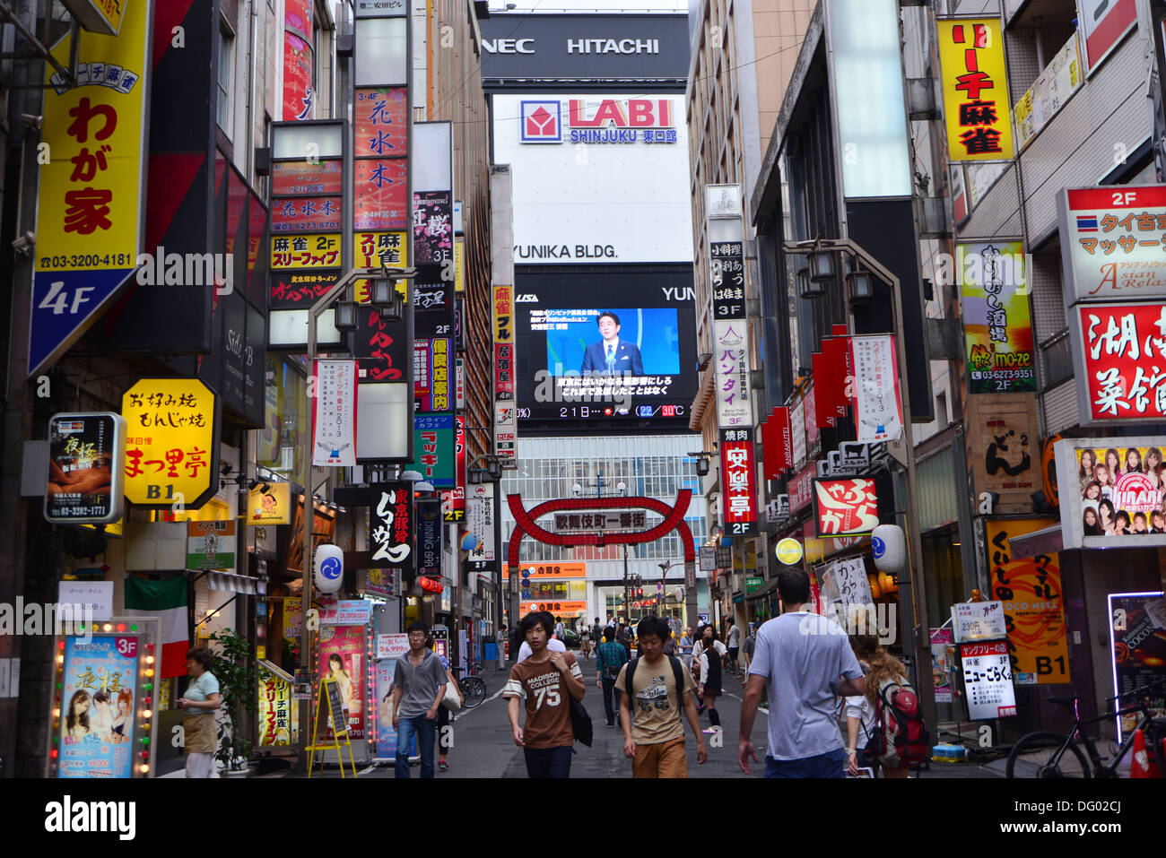 Vista sulla strada della zona di Kabukicho a Shinjuku a Tokyo centrale. Ci sono molti bar e ristoranti. Foto Stock