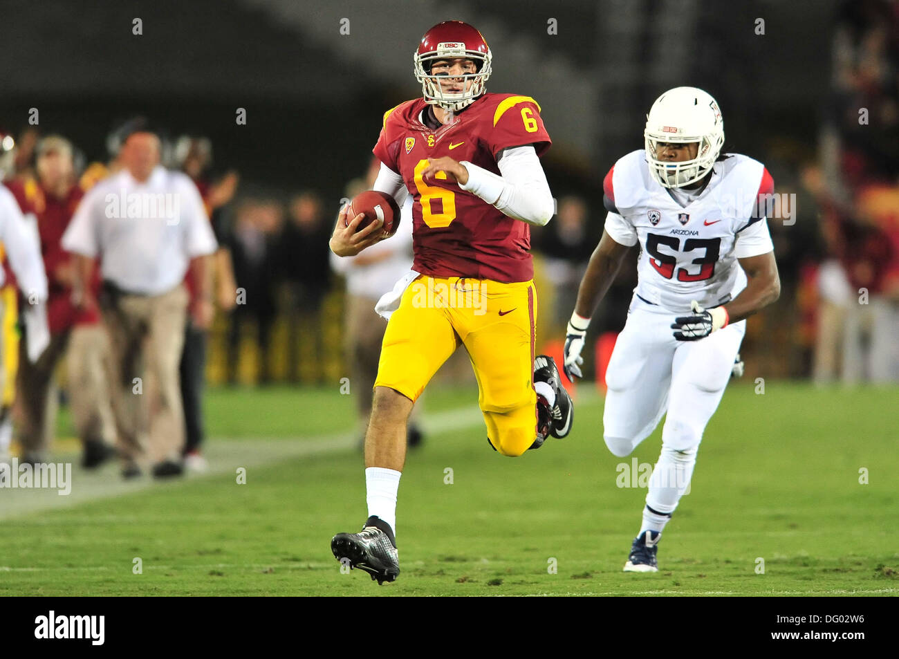 Ottobre 10, 2013 a Los Angeles, CA.USC Trojans quarterback Cody Kessler #6 corre 24 cantieri e un primo verso il basso perseguito dalla Arizona Wildcats linebacker Sir Thomas Jackson #53 nel terzo trimestre in azione durante il NCAA Football gioco tra la USC Trojans e l'Arizona Wildcats al Colosseo in Los Angeles, California.L'USC Trojans sconfiggere la Arizona Wildcats 38-31.Louis Lopez/CSM Foto Stock