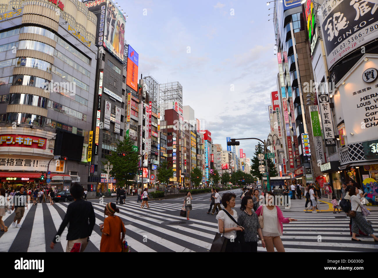 Street View di Shinjuku a Tokyo centrale Foto Stock