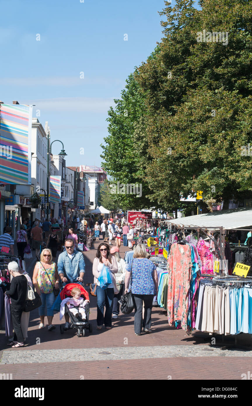 Gruppo di persone a piedi attraverso Gosport alta mercato St Hampshire, Inghilterra, Regno Unito Foto Stock