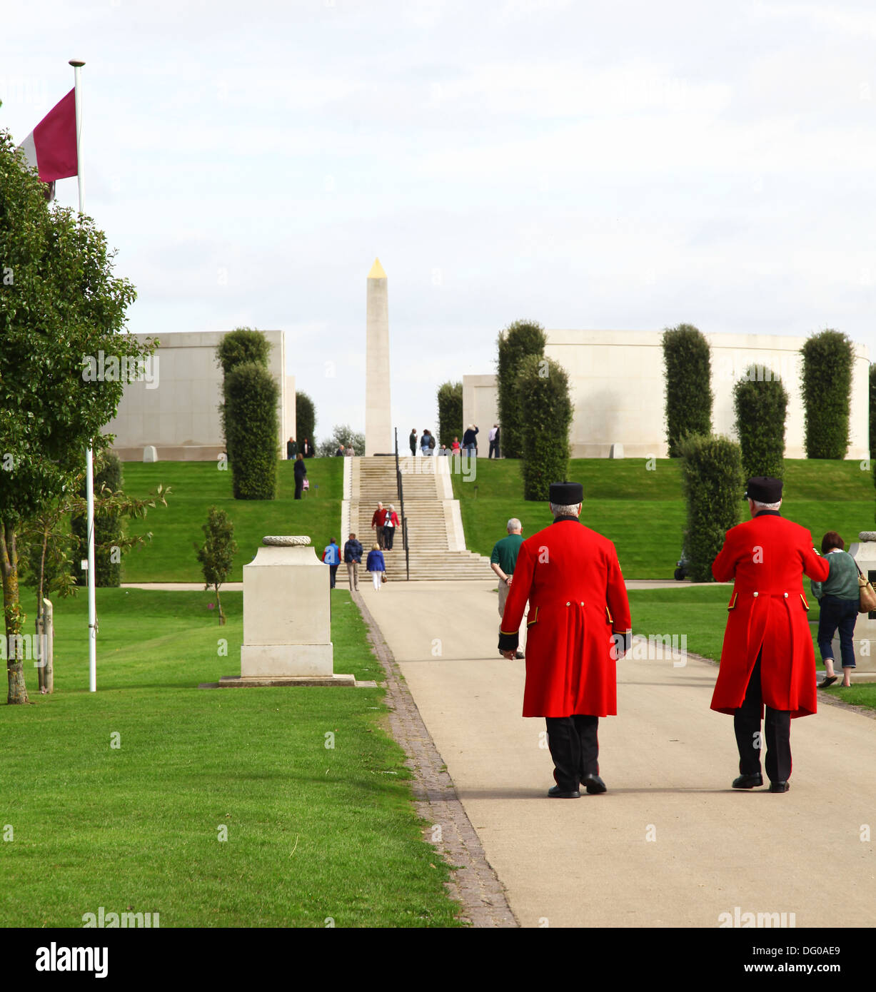 2 due Chelsea pensionati presso il National Memorial Arboretum a Alrewas, vicino a Lichfield, Staffordshire, England, Regno Unito Foto Stock