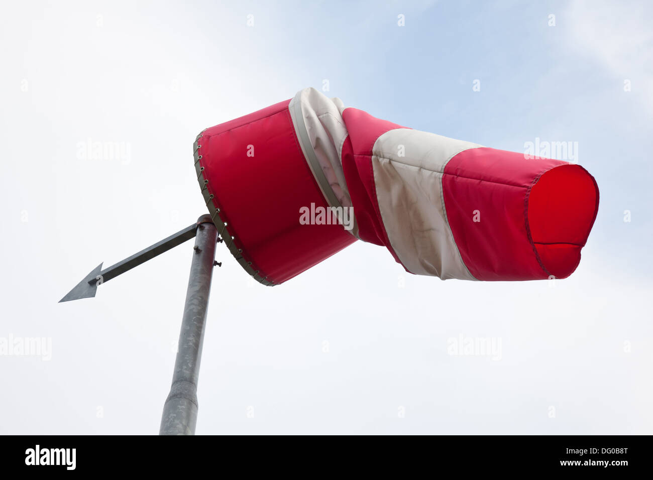 Rosso e bianco manicotto aria con freccia Foto stock - Alamy