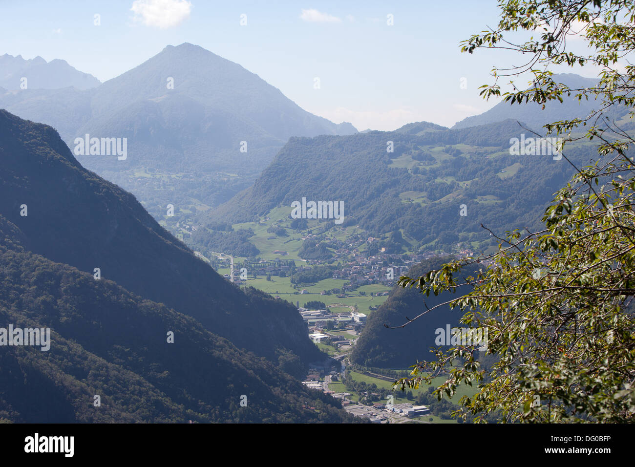 L'Europa, Italia, Lombardia, Valsassina, paesaggio, mountain valley, giorno di viaggio, Foto Stock