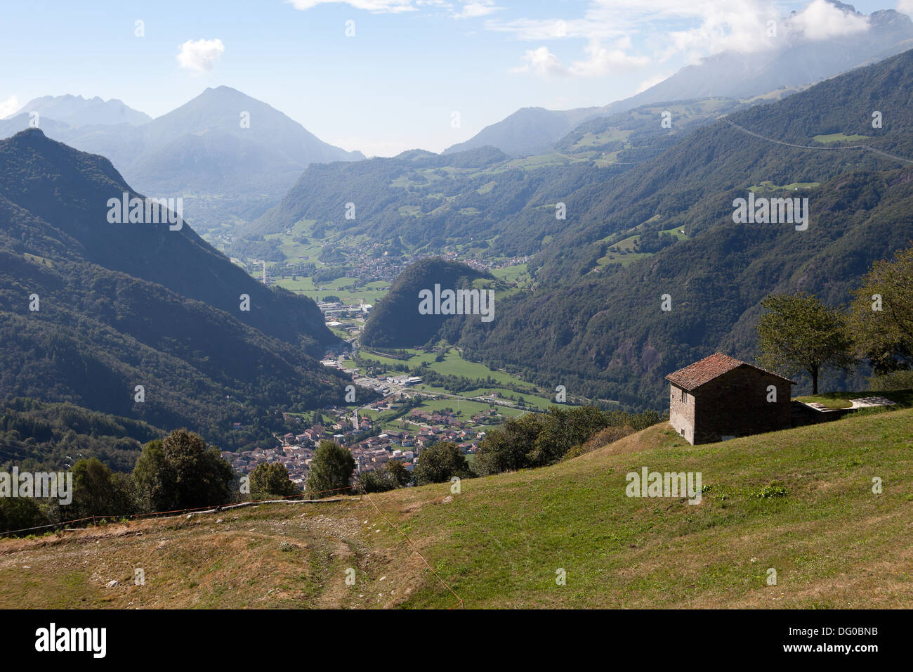 L'Europa, Italia, Lombardia, Valsassina, paesaggio, mountain valley, giorno di viaggio, Foto Stock