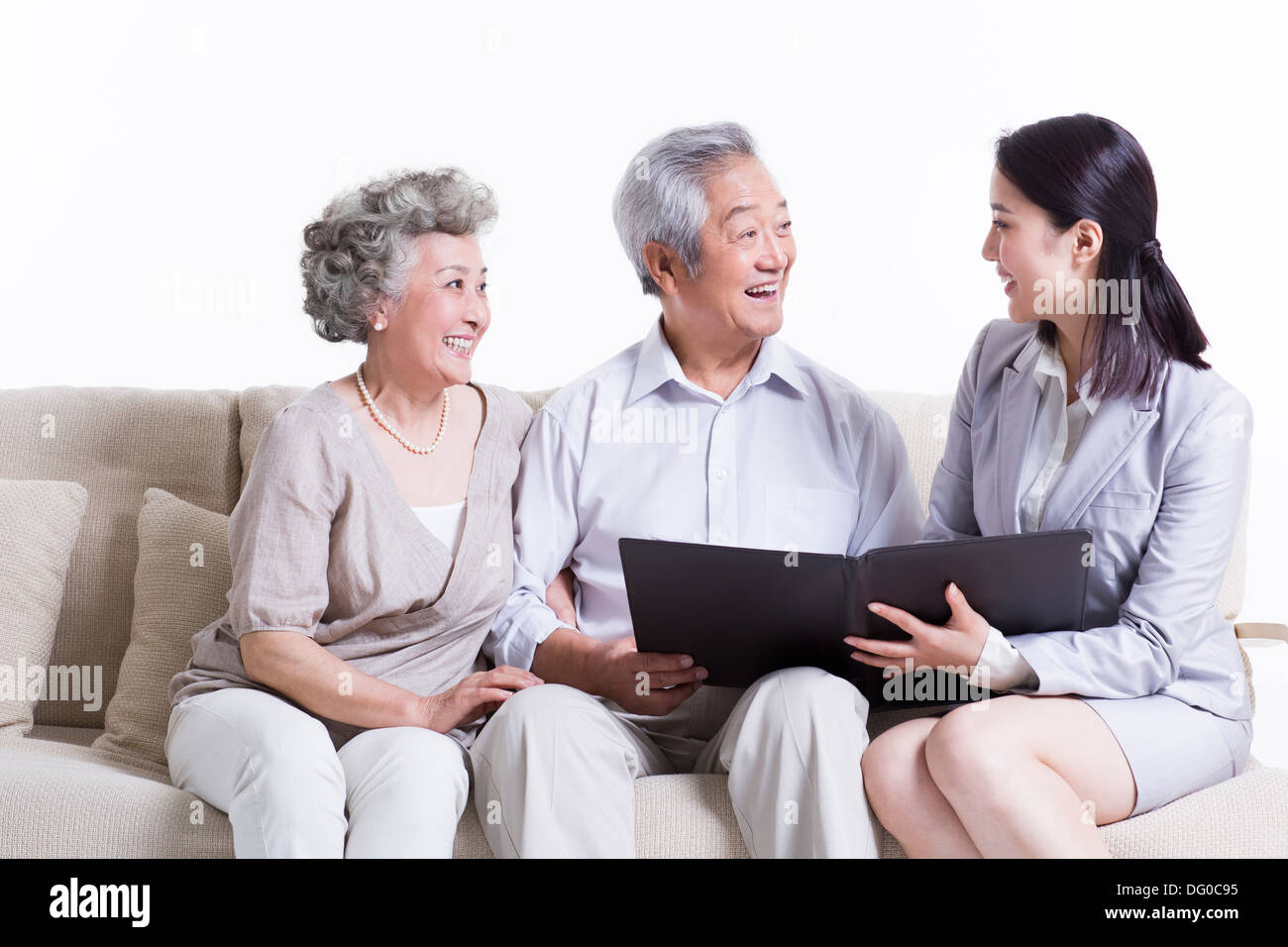 Coppia senior in chat con il consulente finanziario Foto Stock