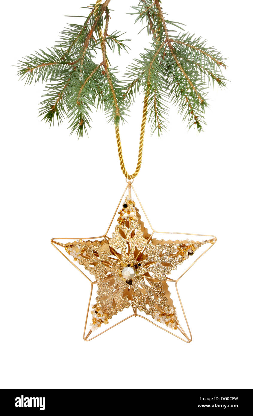 Oro glitter e jeweled stella di Natale appeso al ramo di un albero di Natale Foto Stock