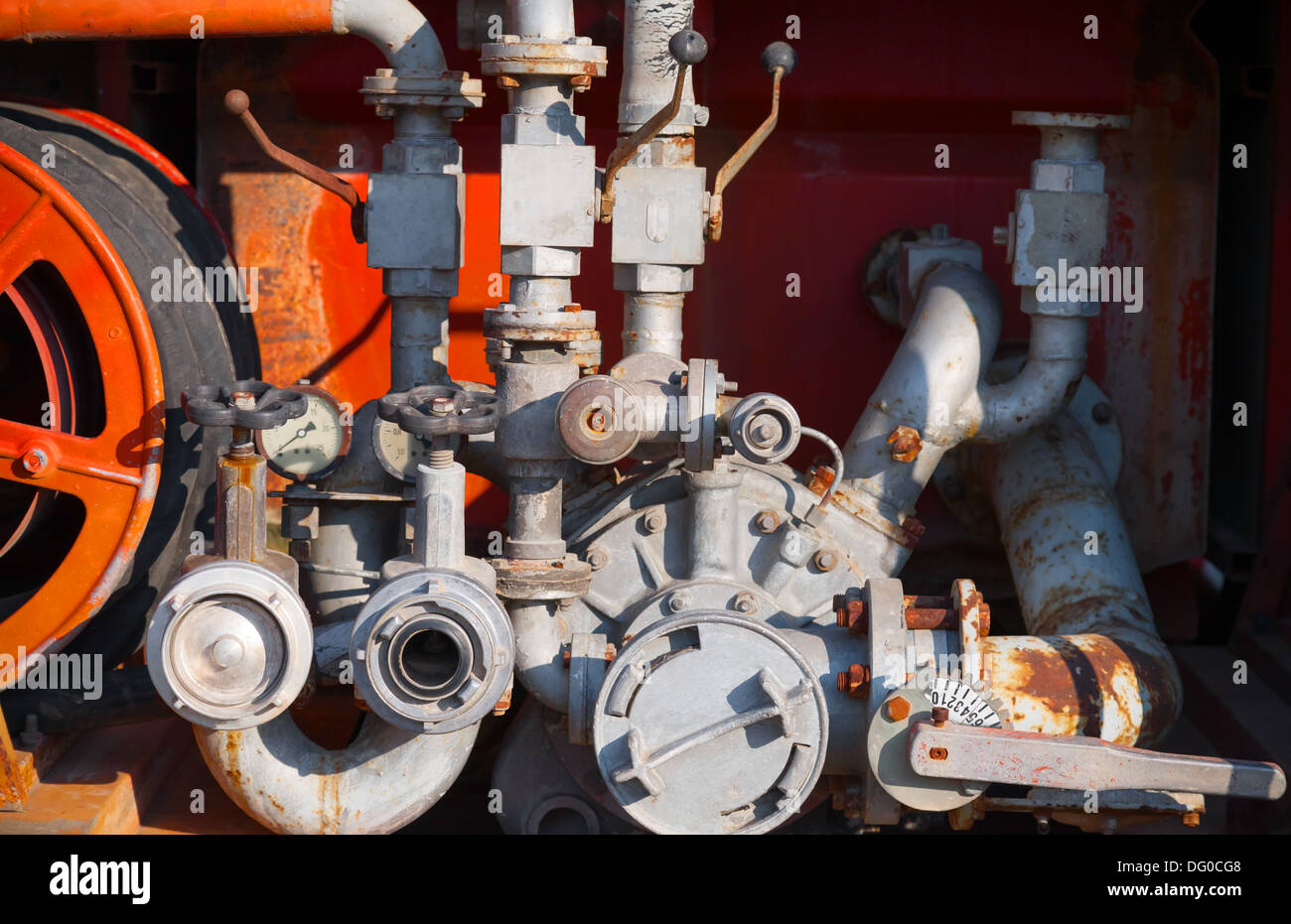 Pompa acqua con gli idranti. Attrezzature dei vigili del fuoco di vecchi camion dei pompieri Foto Stock