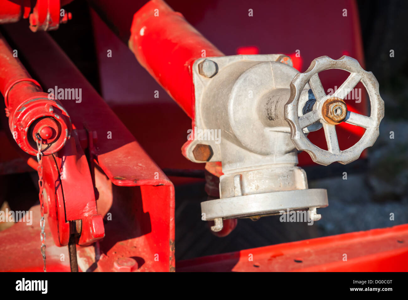 Pompa acqua frammento con idrante. Attrezzature dei vigili del fuoco di camion dei pompieri Foto Stock