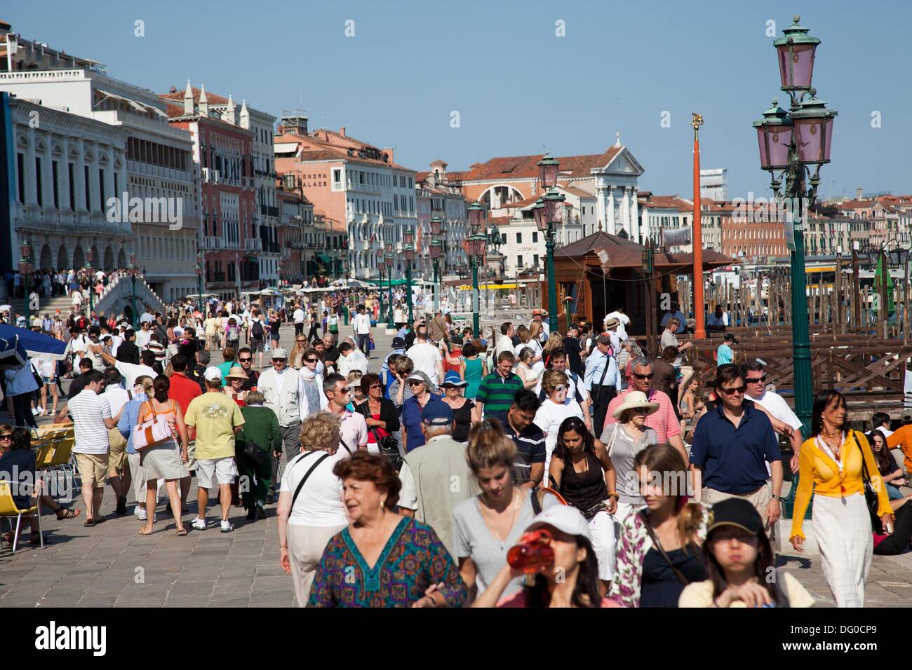 I turisti a piedi lungo la Piazzetta di San Marco a Venezia, Veneto, Italia Foto Stock