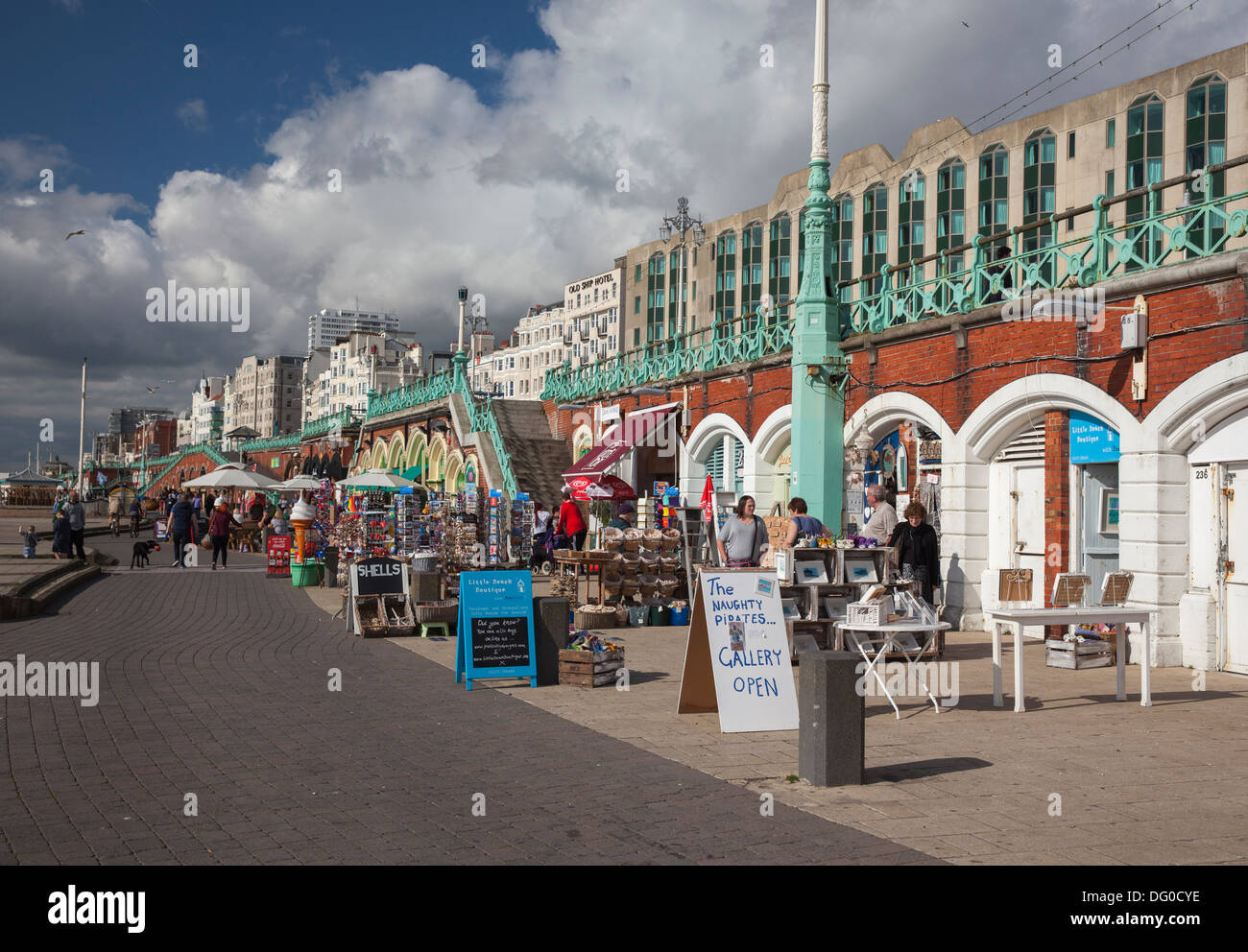 I negozi per turisti sul lungomare della spiaggia di Brighton, East Sussex, Inghilterra Foto Stock