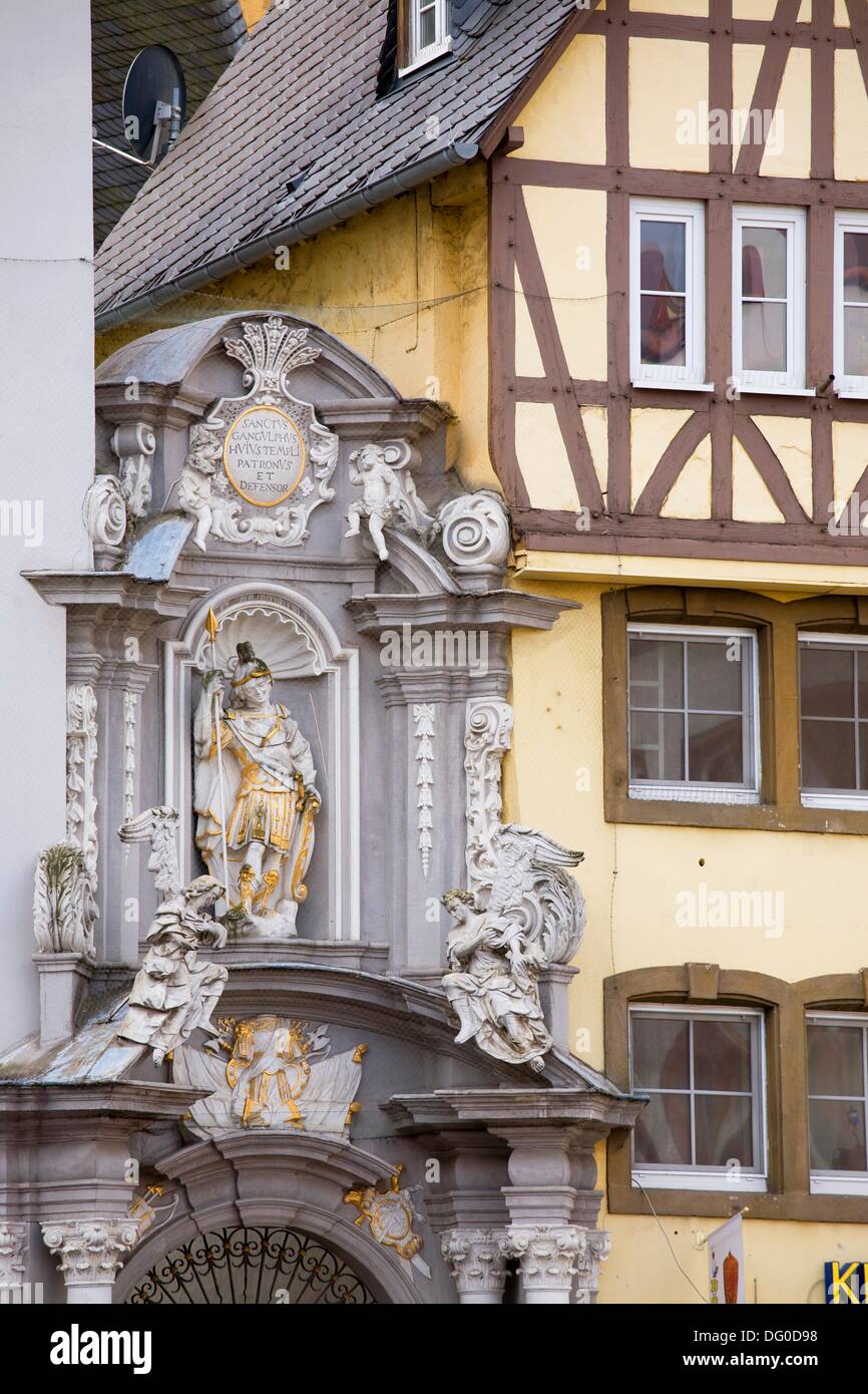La facciata della chiesa tra le case in legno nella piazza del mercato di Treviri. Germania Foto Stock