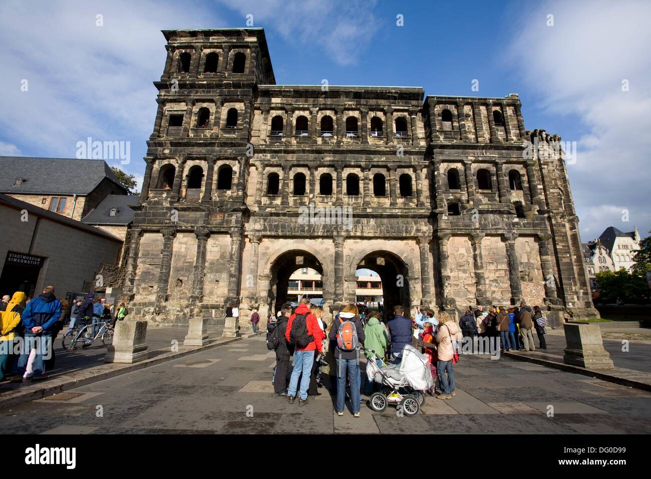 I turisti nella parte anteriore del Porta Nigra, il romano porta della città di Treviri. Germania Foto Stock
