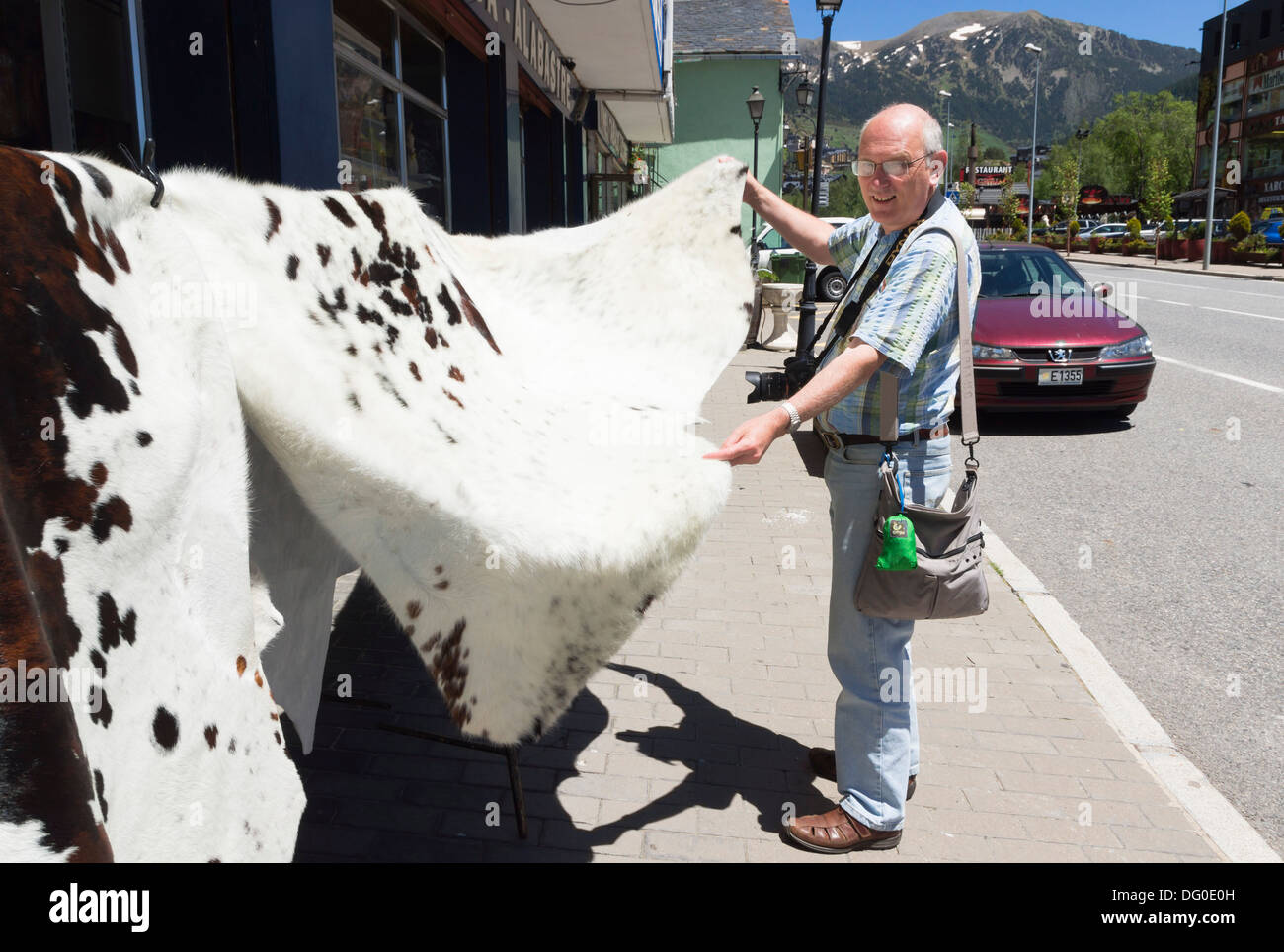 Andorra - duty free shopping sulla strada in Francia. Mucca nascondere la copertura del pavimento. Foto Stock