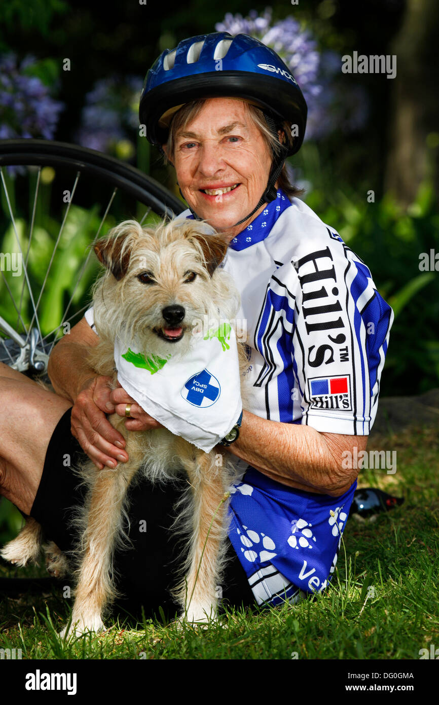 Escursioni in bicicletta con il vostro animale domestico, Tokai Forest, Cape Town, Sud Africa Foto Stock