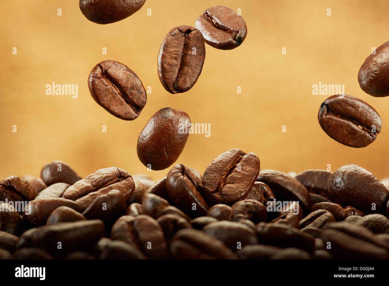 I chicchi di caffè che rientrano sul palo contro sfondo marrone Foto Stock