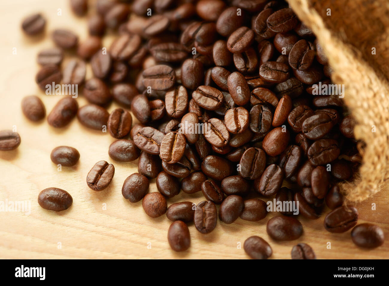 I chicchi di caffè con sacco sacco, profondità di campo Foto Stock
