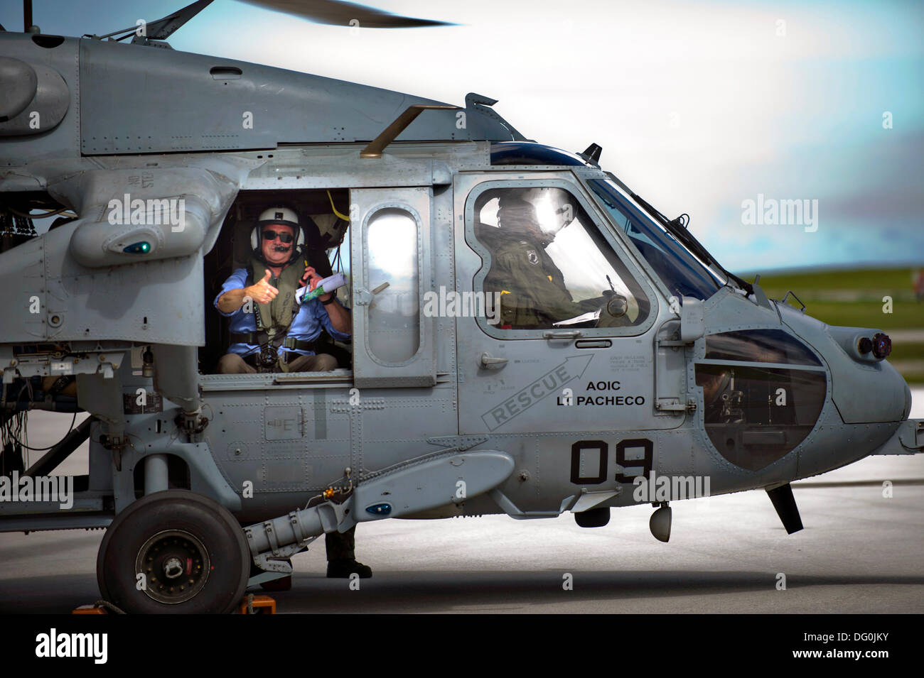 Noi Vice Segretario della Difesa Ashton B. Carter dà un pollice in alto all'interno di un US Navy HS-60B Mare Hawk elicottero prima di una gita aerea Luglio 20, 2012 in Guam. Carter un fisico teorico ed ex professore di Harvard ha rassegnato le dimissioni dal Pentagono Ottobre 10, 2013. Foto Stock