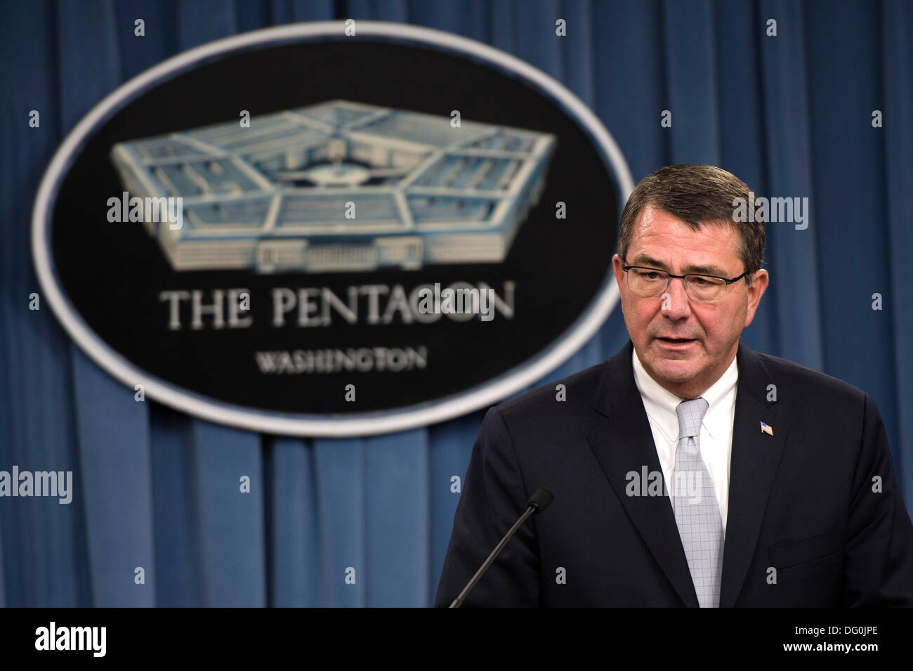 Noi Vice Segretario della Difesa Ashton Carter mutandine la pressa al Pentagono Settembre 25, 2013 in Arlington, VA. Carter un fisico teorico ed ex professore di Harvard ha rassegnato le dimissioni dal Pentagono Ottobre 10, 2013. Foto Stock