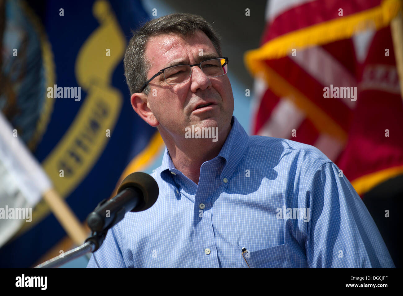 Noi Vice Segretario della Difesa Ashton Carter indirizzi servizio sulla Nave da Battaglia Missouri Luglio 18, 2012 a Honolulu, HI. Carter un fisico teorico ed ex professore di Harvard ha rassegnato le dimissioni dal Pentagono Ottobre 10, 2013. Foto Stock